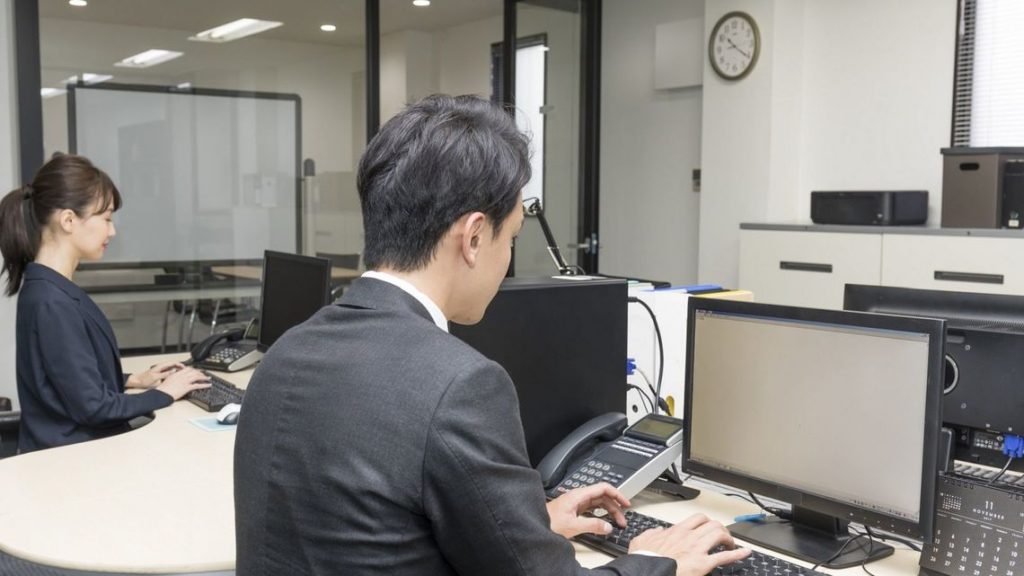 残業をした者が評価される日本の社会